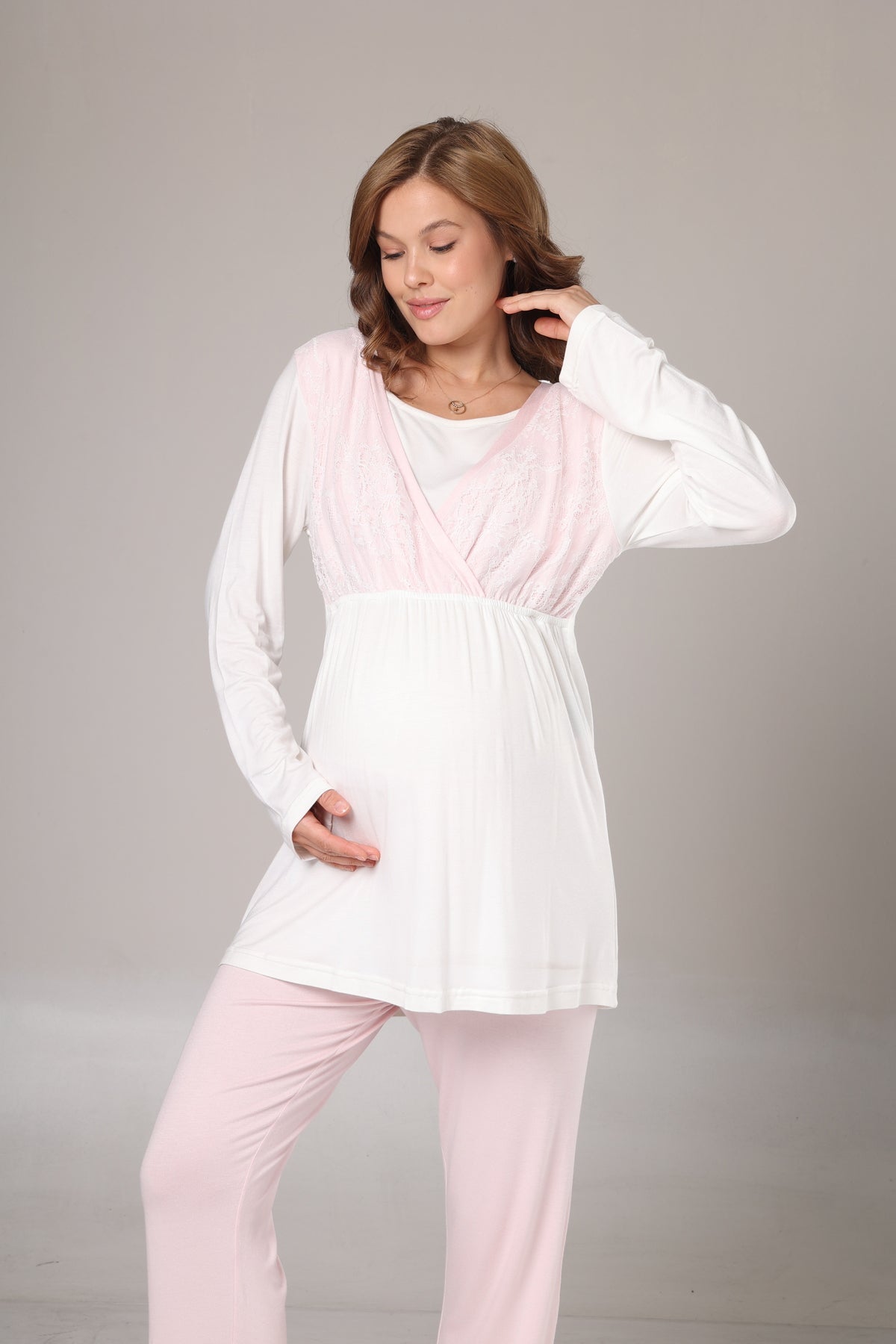 Pembe - Yeni Sezon Kendinden Desenli Kışlık Sabahlıklı Kruvaze Dantel Detaylı Lohusa Pijama Takımı