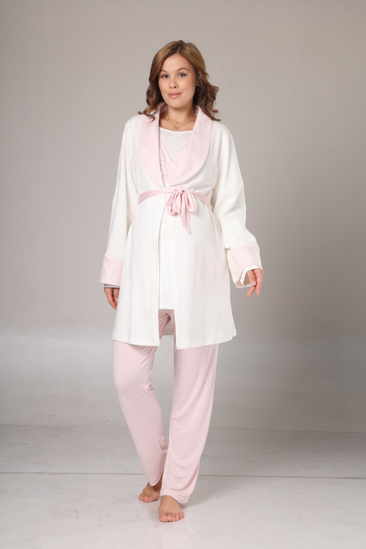 Pembe - Yeni Sezon Kendinden Desenli Kışlık Sabahlıklı Kruvaze Dantel Detaylı Lohusa Pijama Takımı